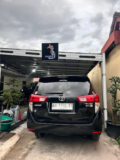 Innova Reborn hitam di garasi Adrian