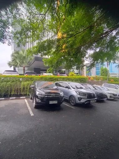 Deretan unit di area parkir